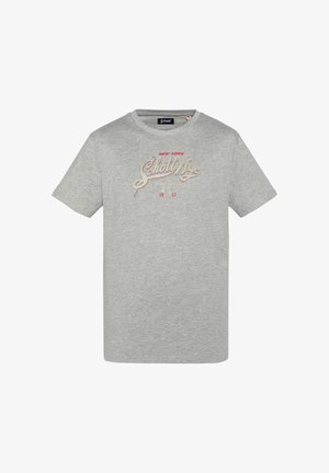 Graues T-Shirt mit kurzen Ärmeln und Rundhalsausschnitt mit der Aufschrift "New York Schott NYC 1913" in Beige und Rot auf der Brust.