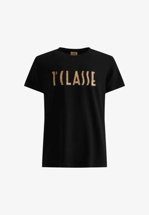 T-shirt in cotone nero con maniche corte, caratterizzato da una stampa di testo oro in grassetto che recita "1(Classe)" sul petto. Collo rotondo, vestibilità comoda.