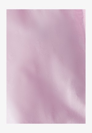 Svjetloružna tkanina s glatkom, blago teksturiranom površinom. Materijal je lagan i uniformne boje, s suptilnim varijacijama u nijansama.