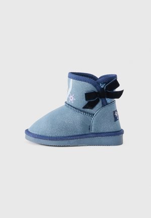 Blaue glitzernde Knöchelstiefelette mit runder Spitze, marineblauen Akzenten und einem Schleifendetail an der Rückseite, das ein Schneeflockenmotiv an der Seite zeigt.