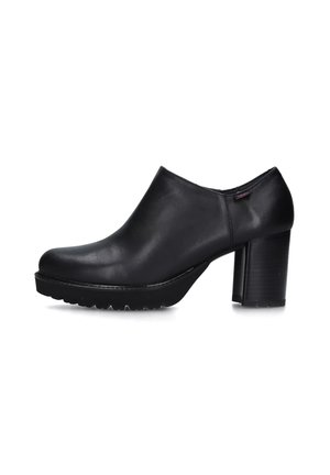Scarpe nere in pelle con tacco alto, punta arrotondata, suola piattaforma e suola testurizzata; finitura liscia, accenti minimi e silhouette elegante.