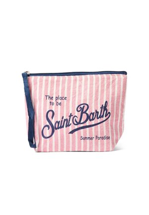 Bustina con zip a righe rosa e bianche con cinturino da polso blu navy e testo "The place to be Saint Barth Summer Paradise" in carattere blu navy.