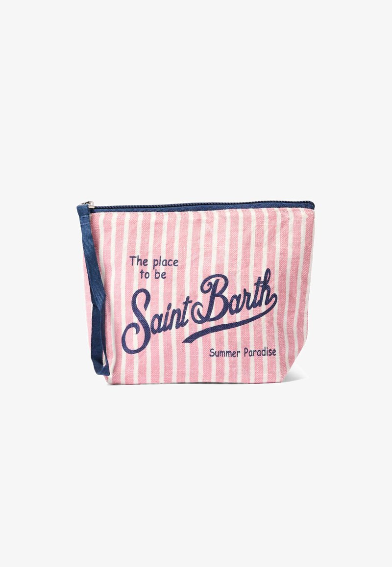 Bustina con zip a righe rosa e bianche con cinturino da polso blu navy e testo "The place to be Saint Barth Summer Paradise" in carattere blu navy.
