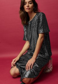 Next PETITE FIT - SEQUIN - Printtipaita - silver