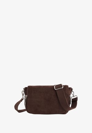 Geantă crossbody din suede maro cu o textură netedă. Dispune de un capac frontal, accesorii din argint și o curea ajustabilă pentru versatilitate.