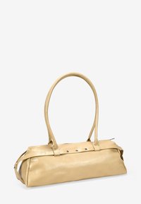 Bolso de mano de cuero beige con dos asas largas, forma rectangular, cierre de cremallera y remaches metálicos decorativos a lo largo de la parte superior. Textura suave.