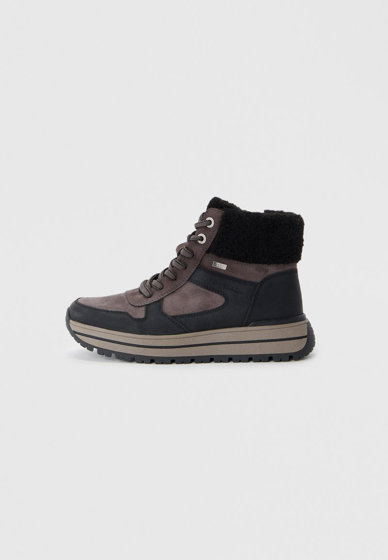 Botas de cano médio em materiais cinza e preto, com fecho de atacadores, punho preto macio, sola texturizada e um design de entressola em camadas.