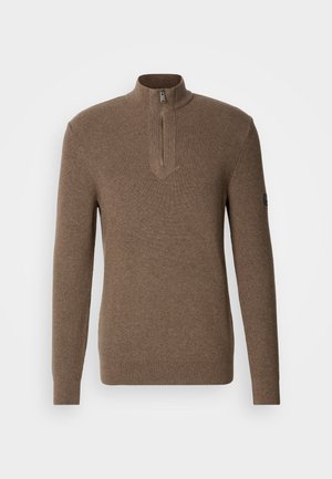 Suéter castanho canelado com colarinho de meio fecho e mangas longas. O tecido parece suave, com um acabamento texturizado e variações subtis de cor.