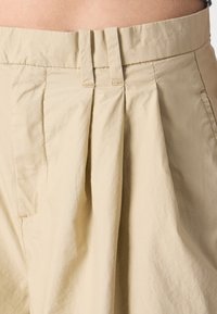 GAP GAP X DÔEN WIDE LEG KHAKI - Nadrágok - iconic khaki