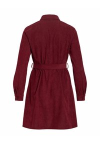 Robe bordeaux en tissu doux, avec col, manches longues, ceinture à la taille et silhouette trapèze longueur genou.