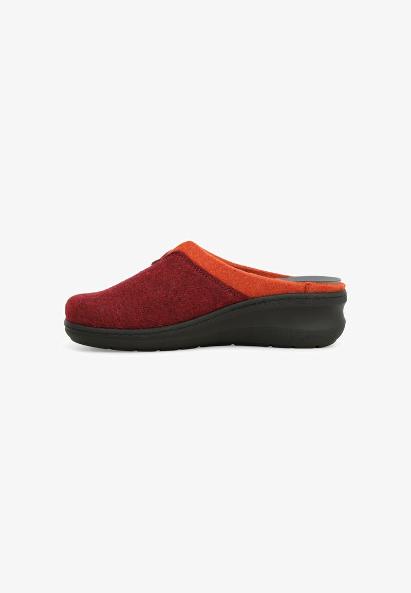 Zoccoli slip-on rossi e arancioni con suola in gomma nera. Punta arrotondata, texture liscia e un accento di colore a contrasto lungo il bordo superiore.