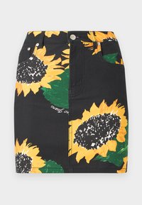 Μαύρη μίνι φούστα με μεγάλα κίτρινα prints ηλίανθου και πράσινα φύλλα, με μπροστινές τσέπες και κλείσιμο με ασημένιο κουμπί.