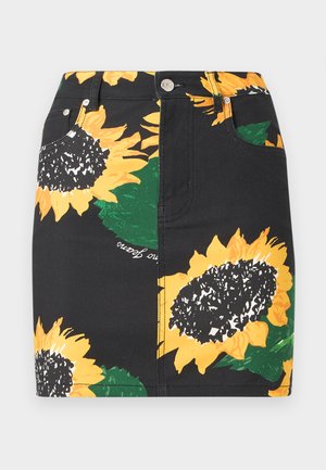Fustă mini neagră cu imprimeuri mari de floarea-soarelui galbenă și frunze verzi, având buzunare frontale și închidere cu nasture argintiu.