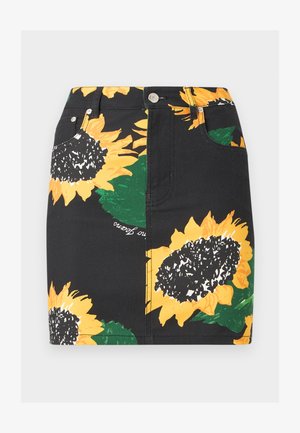 Svart miniskjørt med store gule solsikkemønstre og grønne blader, med frontlommer og sølvfarget knappelukking.