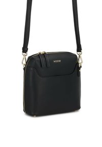 Fekete bőr keresztpántos táska arany kiegészítőkkel, zipzáras záródással, elülső zsebbel és állítható pánttal. Sima felület és elegáns dizájn.