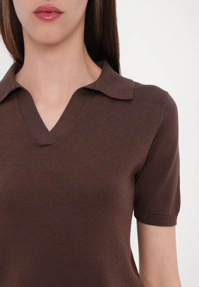 Polo en maille marron avec col en V et manches courtes, présentant une texture lisse et une coupe ajustée.