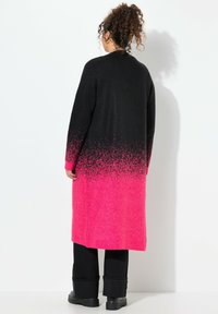 Manteau long noir, dégradé en rose vif au bas avec une finition texturée. Dispose de manches longues et d'une coupe droite.
