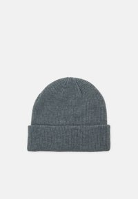 Tmavě šedá pletená čepice s ribbed texturou, s ohnutým okrajem a bezproblémovým vrcholem. Jednoduchý, funkční design.