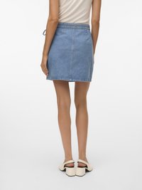 Denim mini seelik, millel on kitsenev siluett, helesinine värv, elastne vöökoht ja sile tekstuur. Omab tagataskuid ja tavalist õmblust.