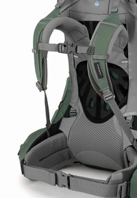 Sac à dos Osprey, gris et vert, doté de bretelles rembourrées, de boucles ajustables, d'un support dorsal en mesh et d'un siège texturé avec un motif en grille.