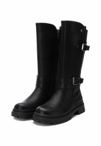 Botas negras de charol hasta la rodilla, fabricadas en piel sintética, con cremallera lateral, detalles de hebilla y suela texturizada para mayor agarre.