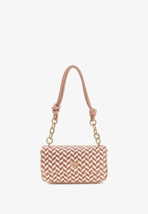Borsa a mano rettangolare intrecciata con motivo a zigzag marrone e bianco, dettagli in catena dorata e manico in pelle marrone annodato.
