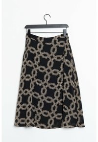 Jupe noire avec un motif géométrique en or et beige, présentant un design plissé et une ceinture, exposée sur un cintre.