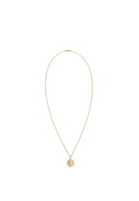 Guld halskæde med en tynd kæde, der har en rund vedhæng med et detaljeret præget design. Vedhænget er centreret på halskæden.