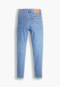 Jean en denim bleu clair vu de dos, avec deux poches arrière cousues, un patch de marque en cuir sur la ceinture, et une étiquette rouge sur le côté.