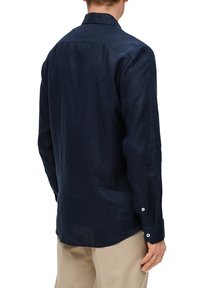 Camicia a maniche lunghe in lino blu scuro con colletto standard, polsini con bottoni e orlo dritto. Texture liscia e vestibilità su misura.