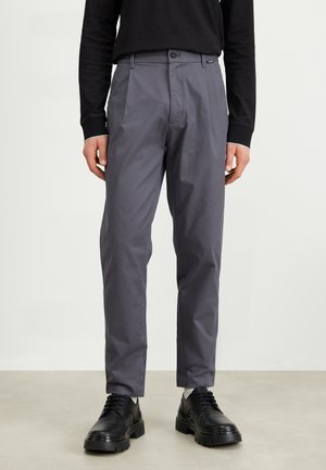 Pantaloni grigi su misura realizzati in tessuto intrecciato, con design a vita piatta, tasche laterali e chiusura con bottone standard.