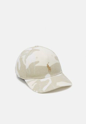 Casquette de baseball camouflage beige et blanc cassé avec visière courbée et logo brodé d'un joueur de polo sur le panneau avant, vue en angle sur fond blanc.