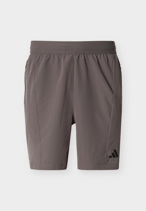 Ανδρικά γκρι αθλητικά σορτς μέτριου μήκους με ελαστική μέση, πλαϊνές τσέπες και μαύρο λογότυπο Adidas στο αριστερό πόδι.