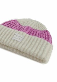 Gehaakte beanie met een geribde textuur in crème, voorzien van een roze gestreepte band en een witte logo patch. Zacht, wolachtig materiaal.