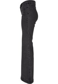 Jeans de mezclilla negra con corte recto, cinco bolsillos y un ligero desgastado. Cuenta con una cinturilla clásica y detalles de costura en los laterales.
