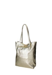 Metalen gouden tote bag met dubbele handvatten, gladde textuur, eenvoudig ontwerp en een klein strikje in het midden bovenaan. Ruim en open.