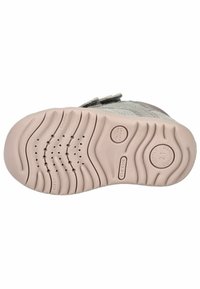 Roze rubberen buitenzool met gestructureerde grippatronen, voorzien van ventilatiegaatjes en merkdetails. Klittenbandsluiting en zilveren accenten op het bovenwerk.