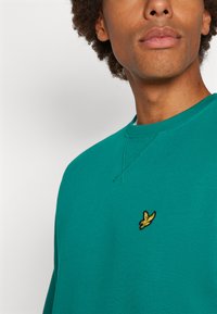 Lyle & Scott CREW NECK - Sportinis megztinis - court green