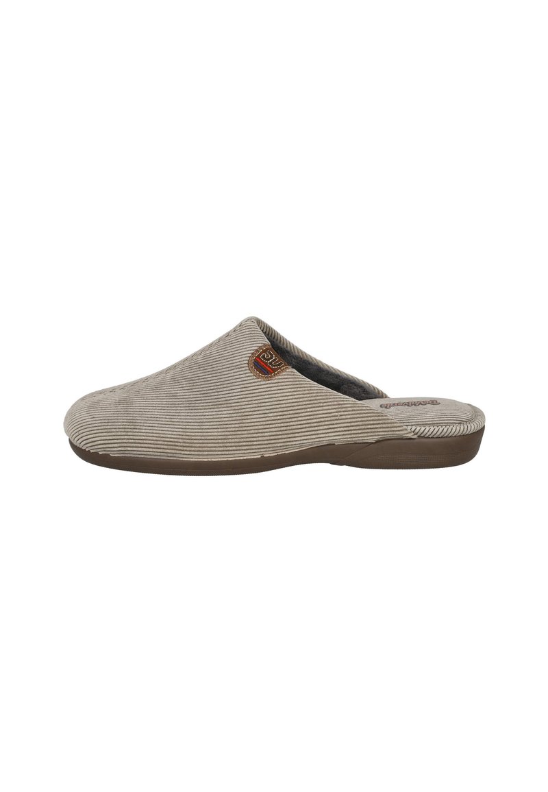 Zapatilla de casa de pana beige, con suela marrón y pequeño parche decorativo cerca de la abertura, en un ángulo que muestra el perfil lateral.