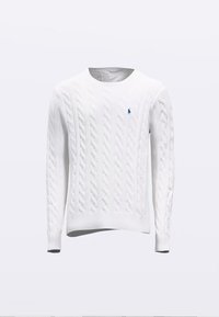 Weißer Strickpullover mit Zopfmuster, geripptem Saum und Bündchen. Mit kleinem blauem Logo auf der linken Brust. Klassischer Rundhalsausschnitt.