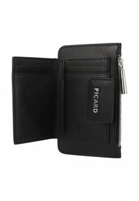 Cartera de cuero negro con un acabado texturizado, que cuenta con múltiples ranuras para tarjetas, un compartimento con cremallera y un logotipo en relieve.