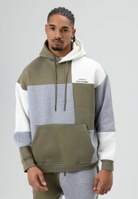 Sweatshirt met capuchon met een kleurblokdesign in olijfgroen, grijs en wit. Gemaakt van zachte stof met een kangoeroezak en verstelbare koordjes.