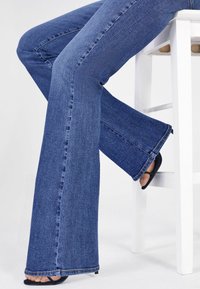 Lipsy MID RISE PETITE - Traperice krojene za nošenje s čizmama - authenctic blue