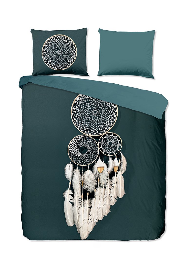 Beddeken set met een donkere teal basis, voorzien van een dromenvanger ontwerp in zwart en wit, versierd met witte veren en kralen op de dekbedhoes.