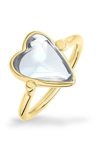 Guld ring med en öppen hjärtformad klar ädelsten i mitten, med släta, rundade kanter och en polerad yta.