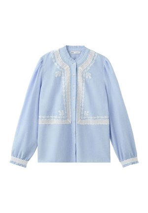Blusa azul claro de manga larga con ribete de encaje blanco y bordado floral en la parte delantera, cierre con botones y puños elásticos con detalle de encaje.
