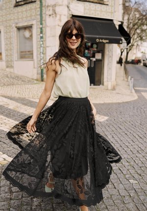 Mustmust mustrebes avara mustri must nende mustmust anšaadiga mure mustnes toodi. Rõhutades looduskauneid mustreid ja kerget roheline pealmist.