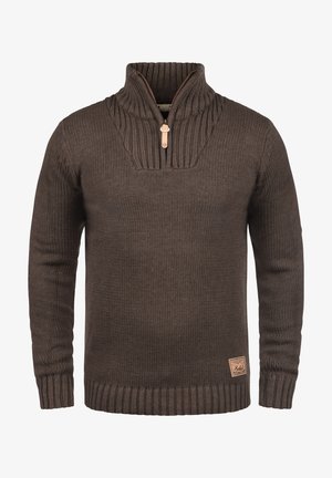 Brun strikket genser med ribbestrikkede mansjetter, høy ribbestrikket krage med frontglidelås, og et lite lærmerke i kanten.