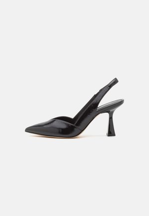 Zapatos de tacón slingback de charol negro con puntera afilada y un diseño de tacón geométrico, con una textura elegante y suave.