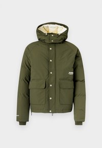 Casaco acolchoado verde-oliva com capuz, com fecho de correr, botões de pressão, dois bolsos frontais e forro interior contrastante em creme.